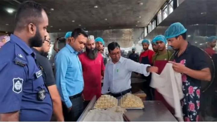 শেরপুরে অস্বাস্থ্যকর পরিবেশে খাবার প্রস্তুত: নাবিল হাইওয়ে রেস্টুরেন্টকে দেড় লাখ টাকা জরিমানা